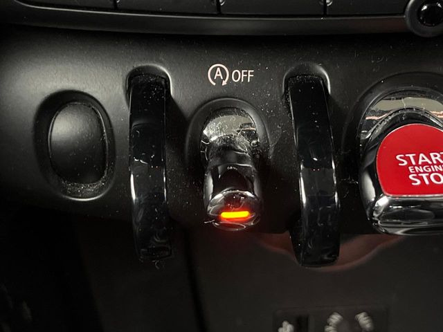 ���A�C�h�����O�X�g�b�v:�ԐM����a�؂Œ�Ԃ����ۂɃG���W�����~���A���ʂȔR���̏����}���܂��B�R��������ی�ɂȂ���@�\��G���W���̓u���[�L�𗣂��΍Ďn�����܂��B