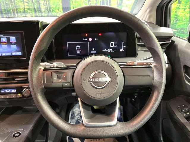 �C���e���A�ɍ��킹���f�U�C���̃X�e�A�����O�́A�^�]�������̂��Ƃ��l���A�^�]���₷���`��A�傫���ł��B�����x�A���ۂɐG���Ă��m���߂��������B