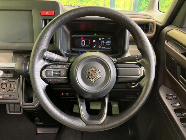 �C���e���A�ɍ��킹���f�U�C���̃X�e�A�����O�́A�^�]�������̂��Ƃ��l���A�^�]���₷���`��A�傫���ł��B�����x�A���ۂɐG���Ă��m���߂��������B