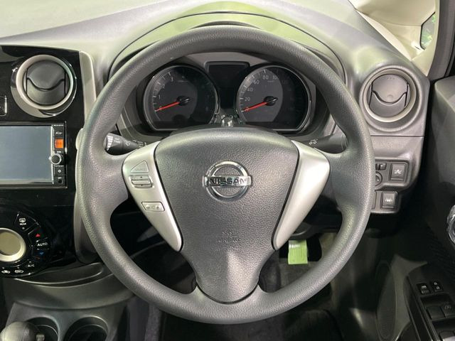 �C���e���A�ɍ��킹���f�U�C���̃X�e�A�����O�́A�^�]�������̂��Ƃ��l���A�^�]���₷���`��A�傫���ł��B�����x�A���ۂɐG���Ă��m���߂��������B