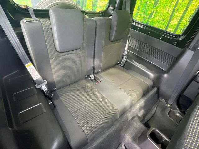 後部座席も気になるようなキズ・汚れやへたり等、大きなダメージはなく、良好な状態です。