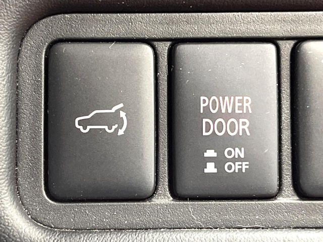 【パワーバックドア】スマートキーや運転席のボタンを押すだけでリアゲートが自動で開閉します!荷物を持っている時や、高い位置にあるバックドアを閉める際に便利な機能です♪