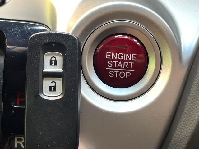 �yHonda�X�}�[�g�L�[�z�J�o����|�P�b�g�ɓ��ꂽ�܂܂ł��h�A�̎{���E�������\�ȃX�}�[�g�L�[�𑕔��B�G���W���̃I���E�I�t�����J�M�����o���K�v����������Ƃ��Ă��֗��ł���