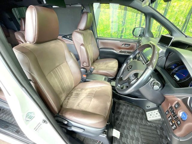 【ハーフレザーシート】高級感と座り心地を両立した人気のシート♪背面・座面のファブリック素材は、通気性の良さや滑りにくさに優れています。気温や服装に左右されず快適にお乗りいただけます。