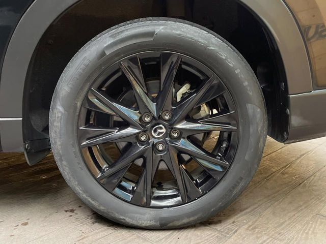 【グレード専用純正19インチアルミホイール】デザイン性の高い純正アルミホイールを装着しております。各種社外アルミホイールや、スタッドレスタイヤも取扱いしております。是非ご相談ください♪