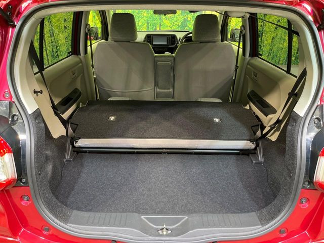 ���i�̂���������ʋ΁A���}���ɏ\���ȉ׎��X�y�[�X���m�ۂ��Ă���܂��B�Z�J���h�V�[�g��|���ƁA�傫�ȉו��̐ύڂ��\�ł���