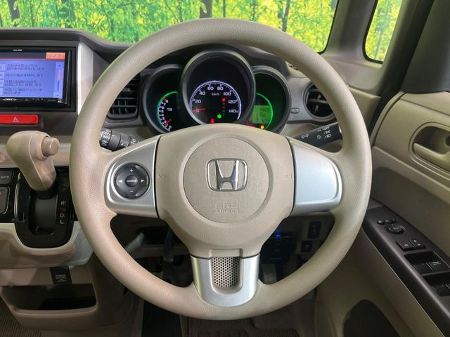 �C���e���A�ɍ��킹���f�U�C���̃X�e�A�����O�́A�^�]�������̂��Ƃ��l���A�^�]���₷���`��A�傫���ł��B�����x�A���ۂɐG���Ă��m���߂��������B