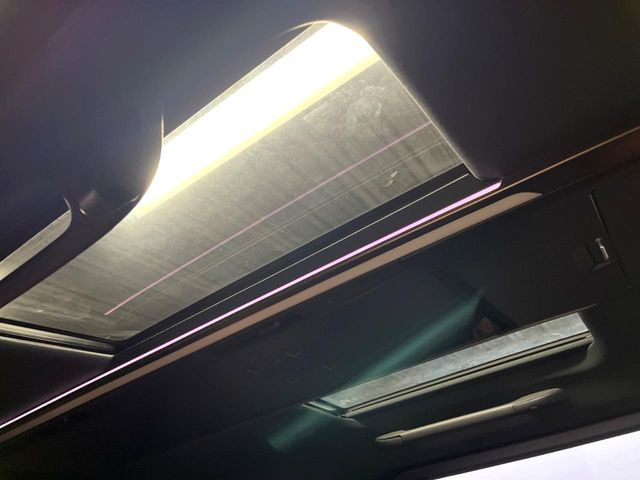 【左右独立ムーンルーフ】2列目左右席にそれぞれ配置されたガラスルーフ!日差しに合わせて片側だけシェードを閉めることも可能です!