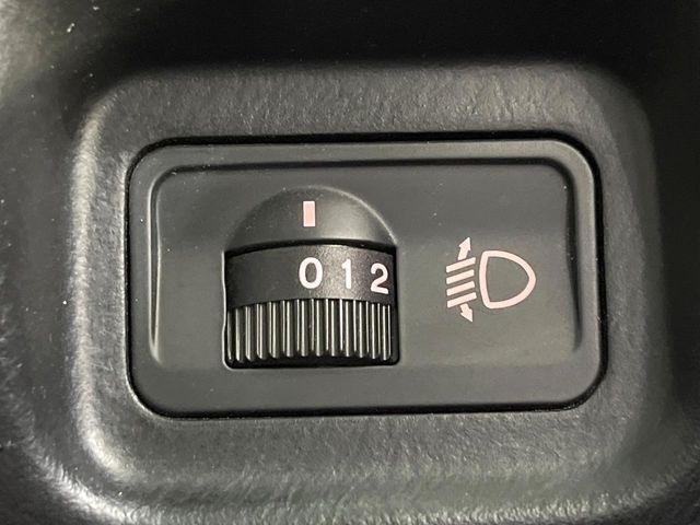 �y�w�b�h���C�g���x���C�U�[�z��Ԑl����ו��̏d���ɉ����ăw�b�h���C�g�̏Ǝˊp�x���ύX�\��