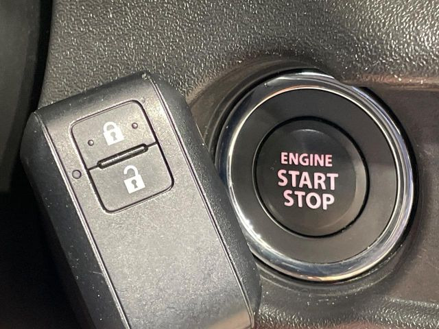 【キーレススタートシステム】カバンやポケットに入れたままでもドアの施錠・解錠が可能なスマートキーを装備。エンジンのオン・オフ時もカギを取り出す必要が無いからとっても便利です♪
