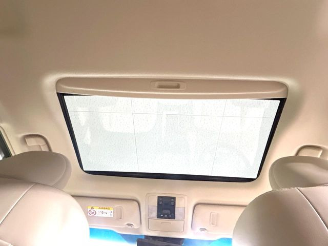 【サンルーフ】ボタンひとつで開閉可能!開放感たっぷりのサンルーフが装着されています!車内に明かりを取り入れたり景色を楽しむ以外にも、よどみがちな車内の空気も簡単に換気できて快適です!