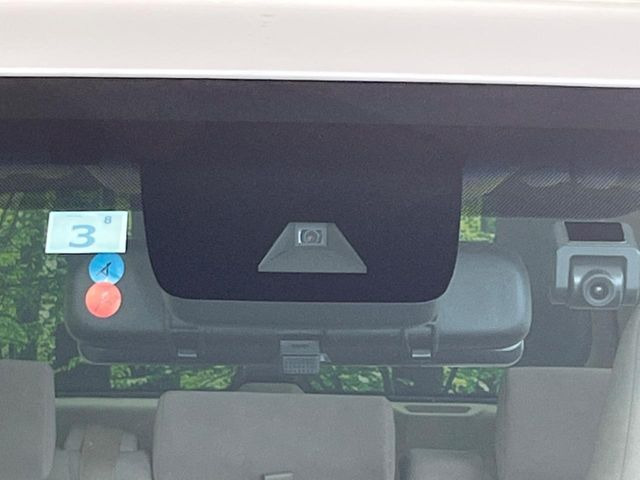 【トヨタセーフティセンス】走行中に前方の車両等を認識し、衝突しそうな時は警報とブレーキで衝突回避と被害軽減をアシスト。より安全にドライブをお楽しみいただけます。