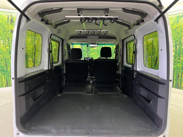 ���i�̂���������ʋ΁A���}���ɏ\���ȉ׎��X�y�[�X���m�ۂ��Ă���܂��B�Z�J���h�V�[�g��|���ƁA�傫�ȉו��̐ύڂ��\�ł���