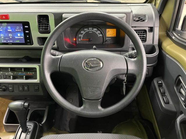 �C���e���A�ɍ��킹���f�U�C���̃X�e�A�����O�́A�^�]�������̂��Ƃ��l���A�^�]���₷���`��A�傫���ł��B�����x�A���ۂɐG���Ă��m���߂��������B