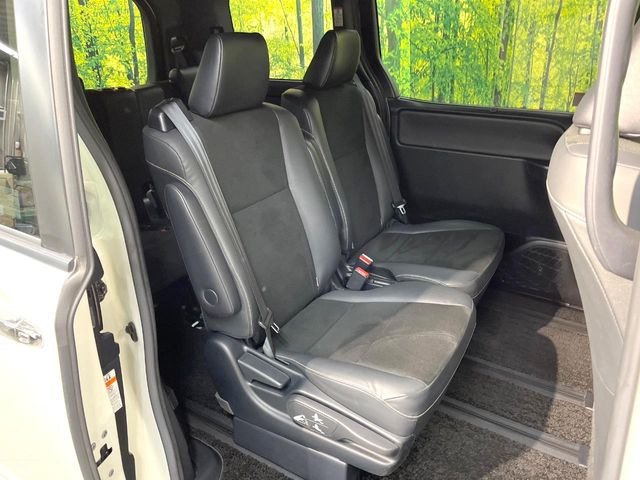 後部座席も気になるようなキズ・汚れやへたり等、大きなダメージはなく、良好な状態です。