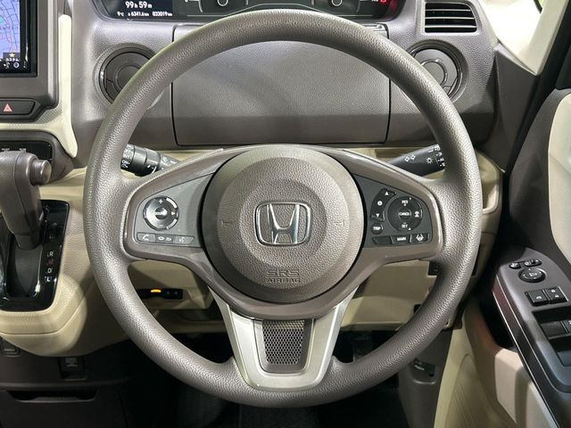 �C���e���A�ɍ��킹���f�U�C���̃X�e�A�����O�́A�^�]�������̂��Ƃ��l���A�^�]���₷���`��A�傫���ł��B�����x�A���ۂɐG���Ă��m���߂��������B
