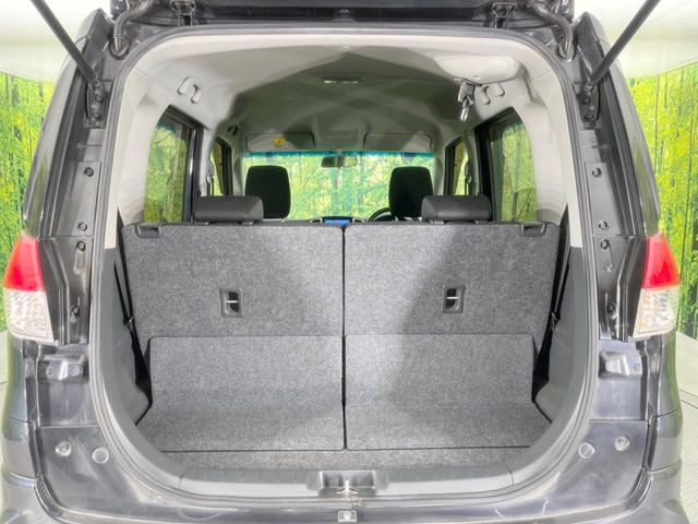 ���i�̂���������ʋ΁A���}���ɏ\���ȉ׎��X�y�[�X���m�ۂ��Ă���܂��B�Z�J���h�V�[�g��|���ƁA�傫�ȉו��̐ύڂ��\�ł���