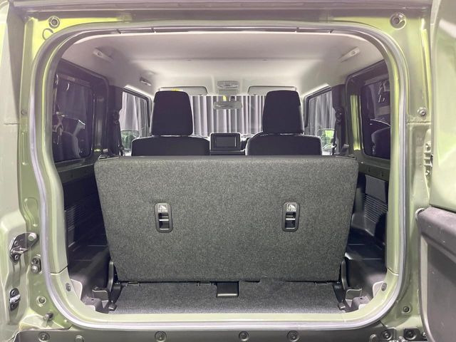 ���i�̂���������ʋ΁A���}���ɏ\���ȉ׎��X�y�[�X���m�ۂ��Ă���܂��B�Z�J���h�V�[�g��|���ƁA�傫�ȉו��̐ύڂ��\�ł���