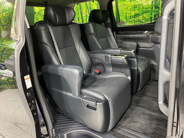 二列目中央はウォークスルーとなっております。二列目と三列目の移動や乗り降りがとっても楽になるので、乗り降りの際もストレスを感じることはありません♪