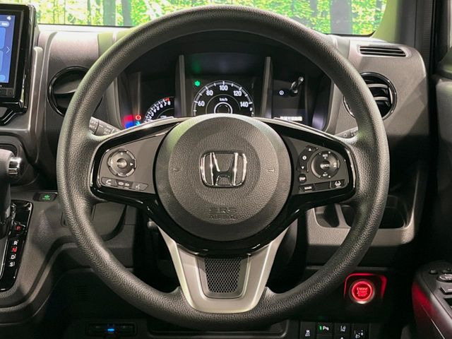 �C���e���A�ɍ��킹���f�U�C���̃X�e�A�����O�́A�^�]�������̂��Ƃ��l���A�^�]���₷���`��A�傫���ł��B�����x�A���ۂɐG���Ă��m���߂��������B