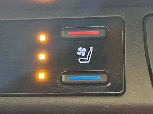 【シートベンチレーション】夏場は涼しい風でお尻や背中の熱やムレを防ぎ、冬はエアコンよりも早く温まってポカポカに!季節を問わず快適に過ごせます。