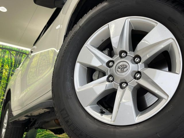 【純正17インチアルミホイール】外観にマッチした純正アルミホイールを装着しております。各種社外アルミホイールや、スタッドレスタイヤも取扱いしております。是非ご相談ください♪