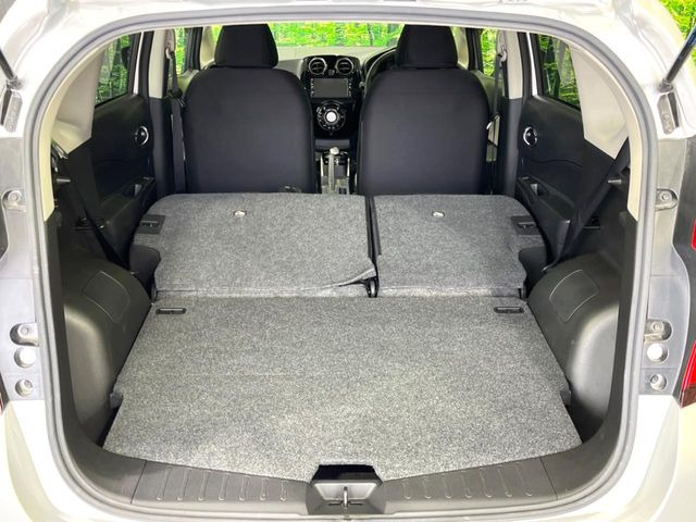 ���i�̂���������ʋ΁A���}���ɏ\���ȉ׎��X�y�[�X���m�ۂ��Ă���܂��B�Z�J���h�V�[�g��|���ƁA�傫�ȉו��̐ύڂ��\�ł���