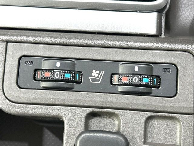 【シートベンチレーション】夏場は涼しい風でお尻や背中の熱やムレを防ぎ、冬はエアコンよりも早く温まってポカポカに!レザーシートにうれしい装備で、季節を問わず快適に過ごせます。