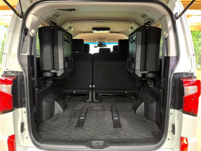 普段のお買い物や通勤、送迎等に十分な荷室スペースを確保しております。セカンドシートを倒すと、大きな荷物の積載も可能です♪