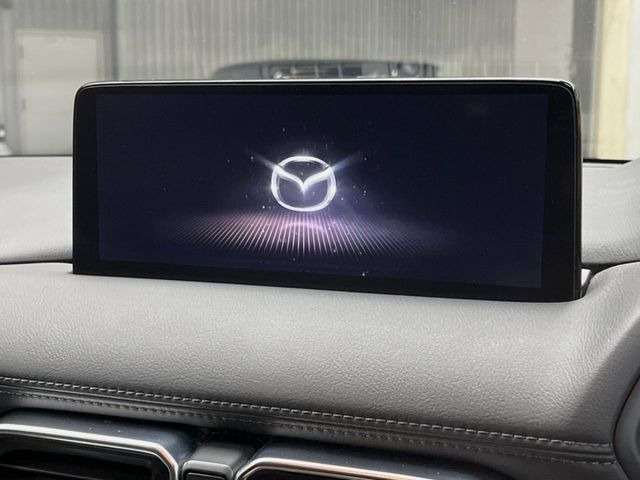【10.25インチマツダコネクト】車内の雰囲気にマッチした大型ディスプレイ。スマホ接続でのナビ使用やBluetooth再生等、様々な機能が楽しめます。直感的なダイヤル操作が可能で、使い勝手も良好です。