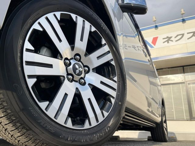 �y����18�C���`�A���~�z�C�[���z�O�ςɃ}�b�`���������A���~�z�C�[���𑕒����Ă���܂��B�e��ЊO�A���~�z�C�[����A�X�^�b�h���X�^�C�����戵�����Ă���܂��B���񂲑��k����������