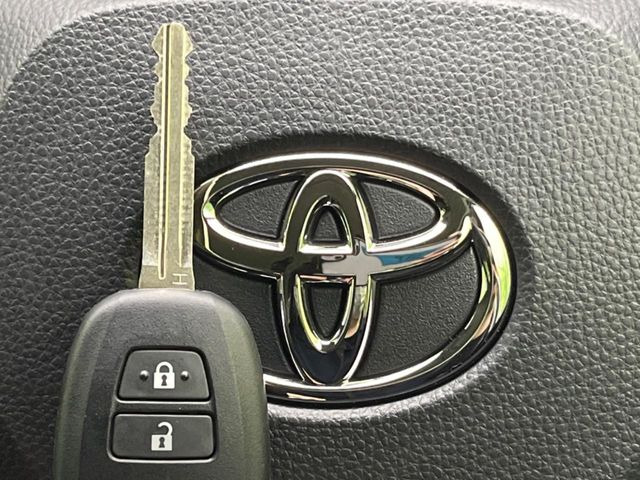 【スマートキー】カバンやポケットに入れたままでもドアの施錠・解錠が可能なスマートキーを装備。エンジンのオン・オフ時もカギを取り出す必要が無いからとっても便利です♪