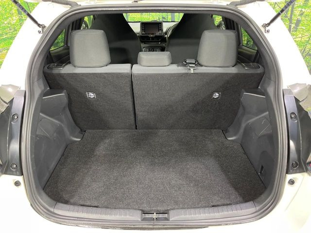 ���i�̂���������ʋ΁A���}���ɏ\���ȉ׎��X�y�[�X���m�ۂ��Ă���܂��B�Z�J���h�V�[�g��|���ƁA�傫�ȉו��̐ύڂ��\�ł���