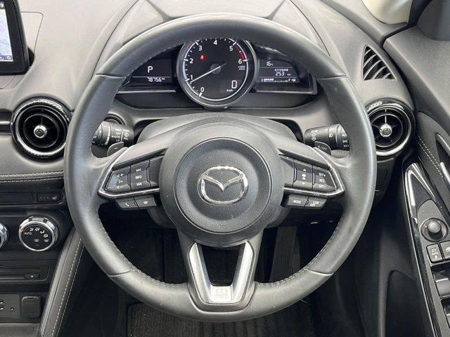 �C���e���A�ɍ��킹���f�U�C���̃X�e�A�����O�́A�^�]�������̂��Ƃ��l���A�^�]���₷���`��A�傫���ł��B�����x�A���ۂɐG���Ă��m���߂��������B