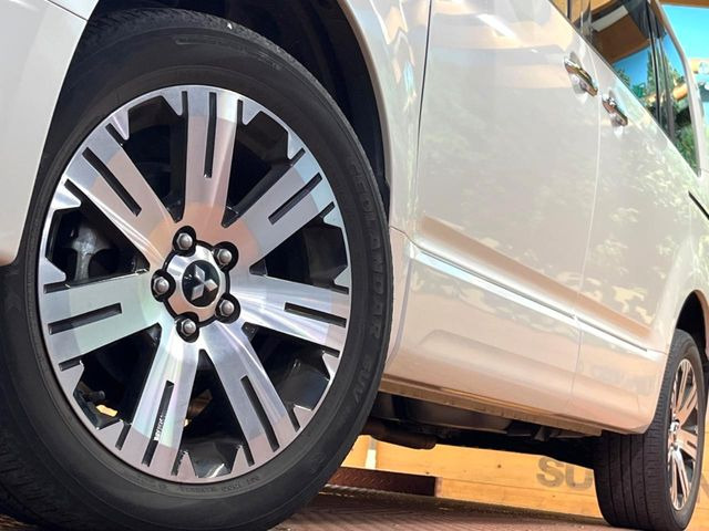 【純正18インチアルミホイール】外観にマッチした純正アルミホイールを装着しております。各種社外アルミホイールや、スタッドレスタイヤも取扱いしております。是非ご相談ください♪