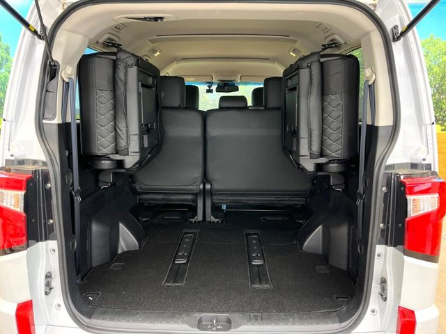 ���i�̂���������ʋ΁A���}���ɏ\���ȉ׎��X�y�[�X���m�ۂ��Ă���܂��B�Z�J���h�V�[�g��|���ƁA�傫�ȉו��̐ύڂ��\�ł���