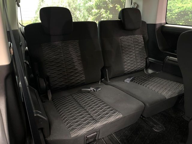 3列目シートはもちろん状態良好☆大人でもゆったりと座って頂けますので、大人数でのお出かけもラクラクです♪ご家族で、気の知れた仲間で、ドライブに行くのが楽しみですね♪