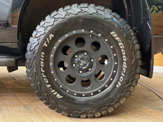 【オールテレーンタイヤ】オフロードでの走破性を発揮してくれる、オールテレーンタイヤを装着。ゴツゴツした見た目が、よりSUVらしさを引き立ててくれます♪
