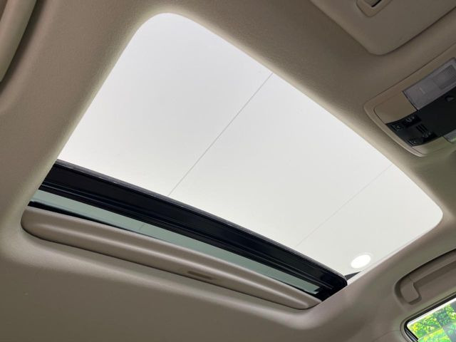 【サンルーフ】開放感たっぷりの希少装備、サンルーフが装着されています!車内に明かりを取り入れたり景色を楽しむ以外にも、車内の空気も簡単に換気できて快適です!