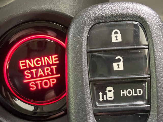 �yHonda�X�}�[�g�L�[�z�J�o����|�P�b�g�ɓ��ꂽ�܂܂ł��h�A�̎{���E�������\�ȃX�}�[�g�L�[�𑕔��B�G���W���̃I���E�I�t�����J�M�����o���K�v����������Ƃ��Ă��֗��ł���