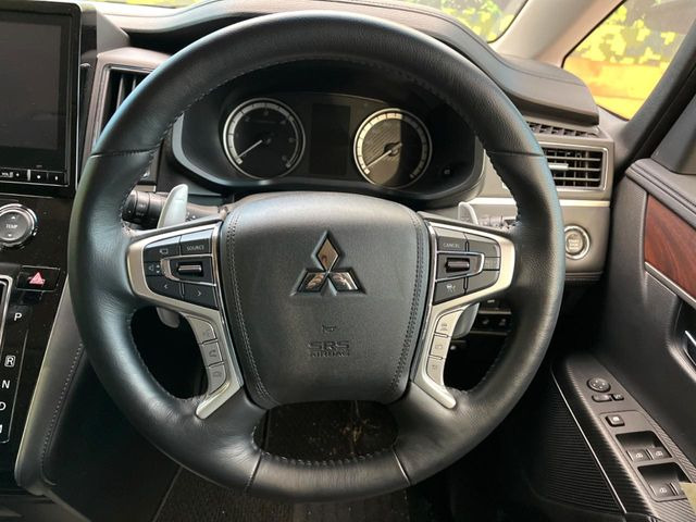 �C���e���A�ɍ��킹���f�U�C���̃X�e�A�����O�́A�^�]�������̂��Ƃ��l���A�^�]���₷���`��A�傫���ł��B�����x�A���ۂɐG���Ă��m���߂��������B