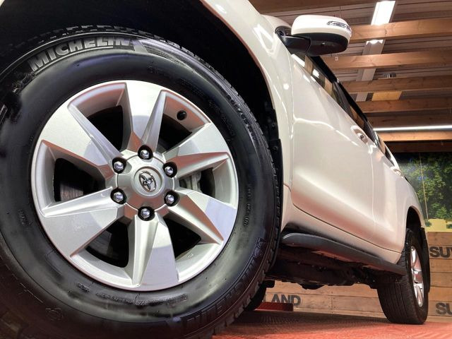 �y����17�C���`�A���~�z�C�[���z�O�ςɃ}�b�`���������A���~�z�C�[���𑕒����Ă���܂��B�e��ЊO�A���~�z�C�[����A�X�^�b�h���X�^�C�����戵�����Ă���܂��B���񂲑��k����������