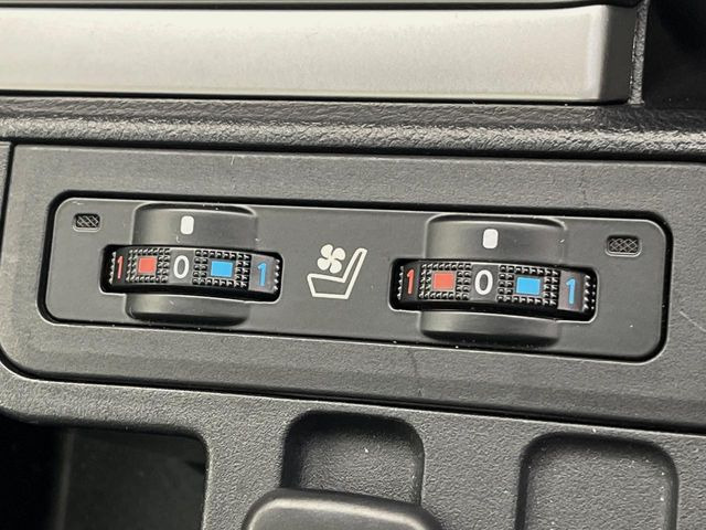 【シートベンチレーション】夏場は涼しい風でお尻や背中の熱やムレを防ぎ、冬はエアコンよりも早く温まってポカポカに!季節を問わず快適に過ごせます。