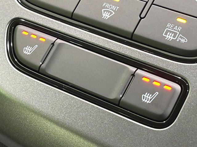 【シートヒーター】寒い日に重宝するシートヒーター!エアコンより早く温まってくれるので寒がりの人も安心ですね♪エアコンの温風は乾燥するから苦手、という方にもをおすすめです。