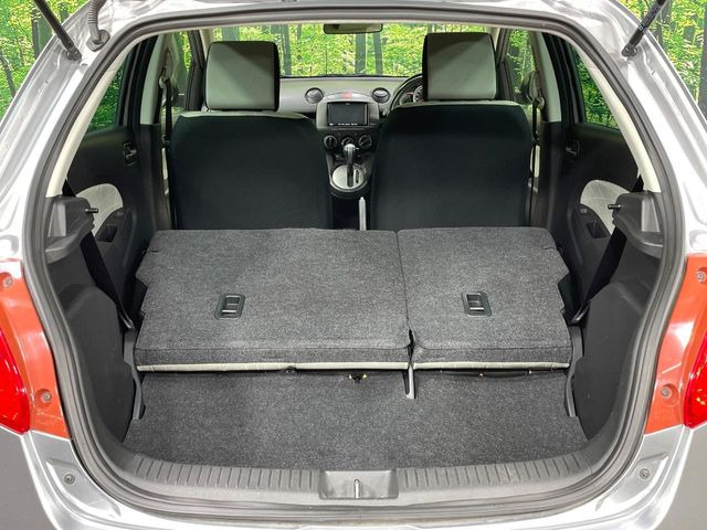 ���i�̂���������ʋ΁A���}���ɏ\���ȉ׎��X�y�[�X���m�ۂ��Ă���܂��B�Z�J���h�V�[�g��|���ƁA�傫�ȉו��̐ύڂ��\�ł���