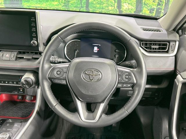 【ステアリングヒーター】冬場に冷たくなりやすい革巻きステアリングを、スイッチ一つで素早く適温に!エアコンよりも早く温まってくれるので、寒い日の運転も快適になりますね♪