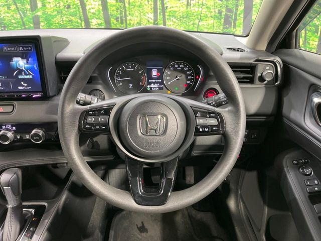 インテリアに合わせたデザインのステアリングは、運転される方のことも考え、運転しやすい形状、大きさです。是非一度、実際に触ってお確かめください。