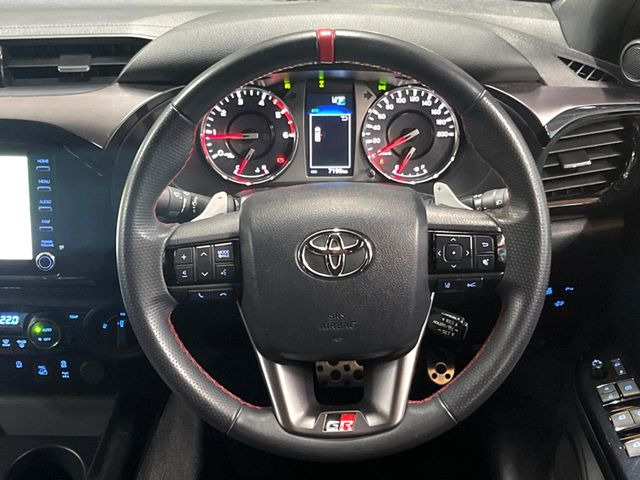 �C���e���A�ɍ��킹���f�U�C���̃X�e�A�����O�́A�^�]�������̂��Ƃ��l���A�^�]���₷���`��A�傫���ł��B�����x�A���ۂɐG���Ă��m���߂��������B