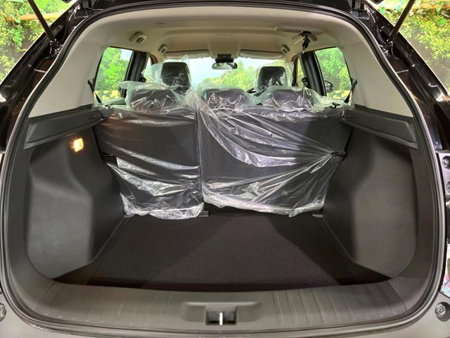 ���i�̂���������ʋ΁A���}���ɏ\���ȉ׎��X�y�[�X���m�ۂ��Ă���܂��B�Z�J���h�V�[�g��|���ƁA�傫�ȉו��̐ύڂ��\�ł���