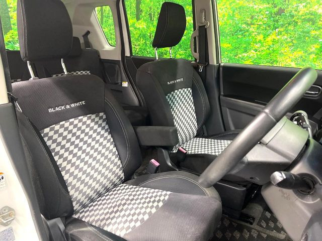 運転席まわりには十分なスペースがあり、大柄な方でもゆったり運転していただける環境です。